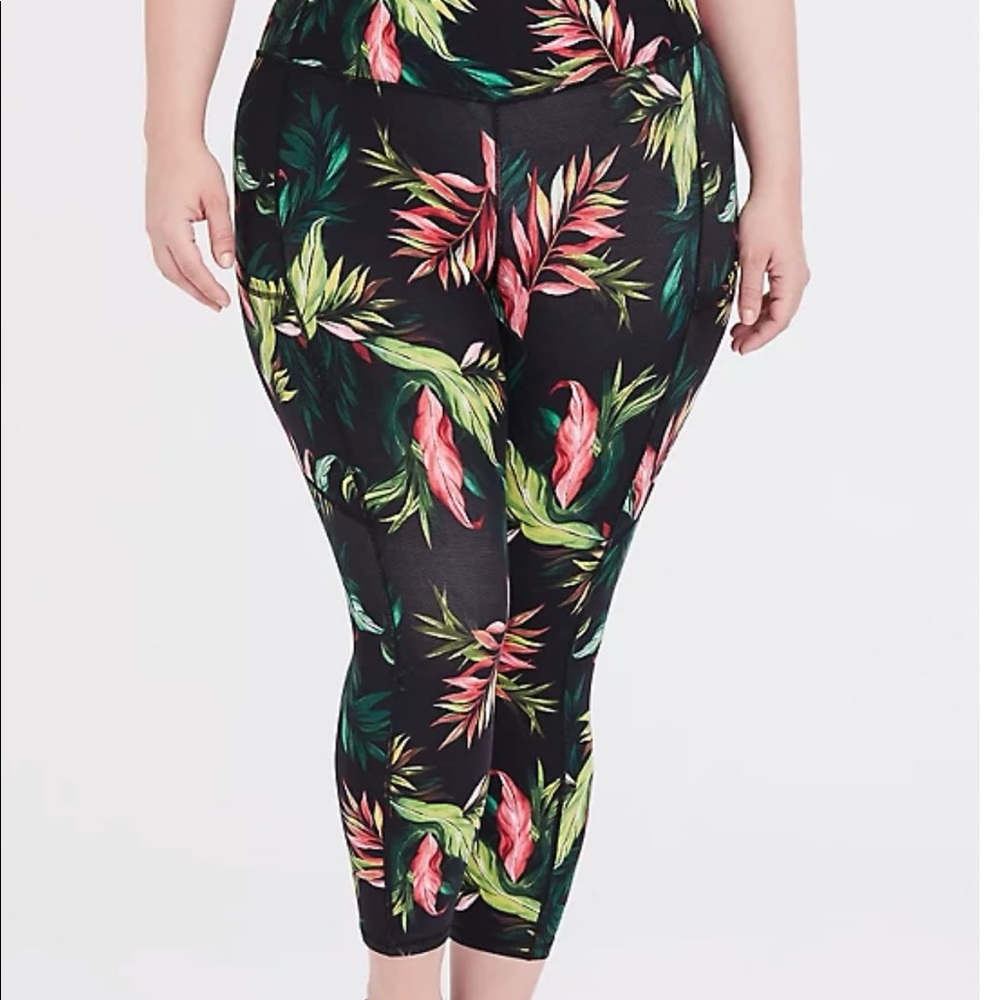Torrid size 3 BLACK & GREEN TROPICAL CROP ACTIVE LEGGING with pockets